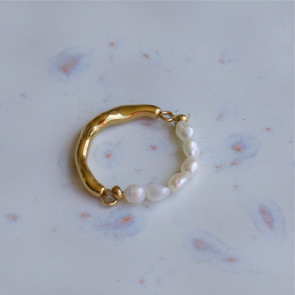 Hubert – Strukturierter Ring mit halber Perle und halb goldenem Band