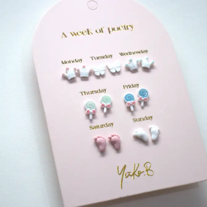 Schachtel mit 7 Ohrringen – Poetry Week Baby Shower – Englisch