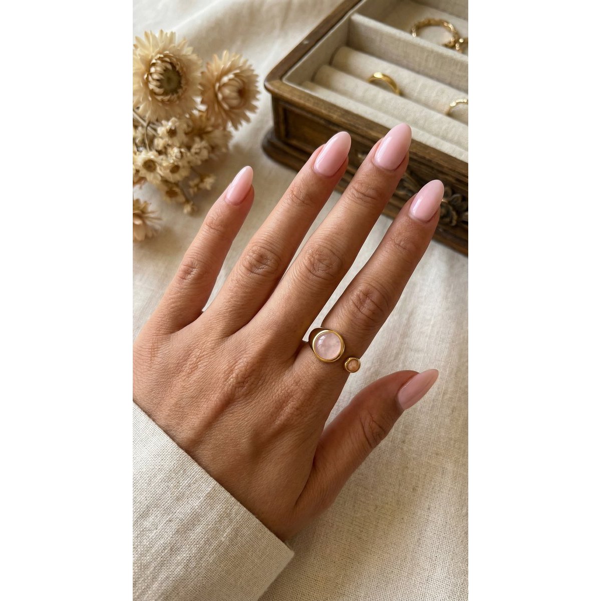 Sophia – Bague Ajustable avec Quartz Rose – Doré