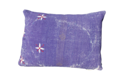 Vintage kantha cushion cover in purple color, featuring a textured surface and star-shaped embroidered details. Measures 50x70 cm.