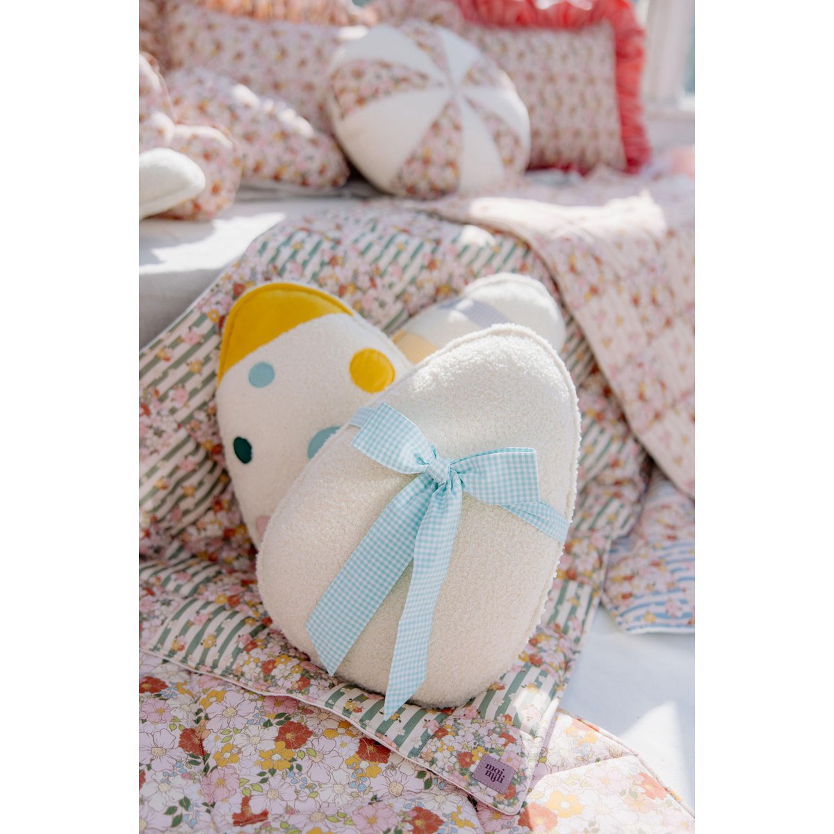Flauschiges Bouclé-Ostereierkissen „Mint Bow“