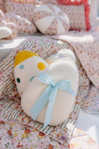 Flauschiges Bouclé-Ostereierkissen „Mint Bow“