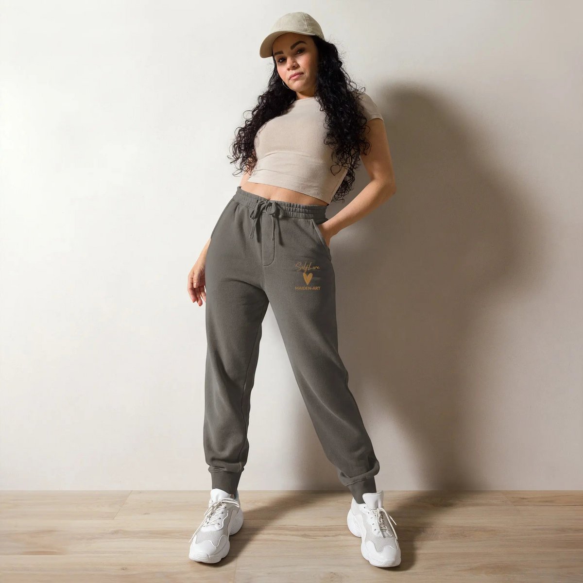 Self Love Unisex barwione pigmentowo spodnie dresowe z haftem w kolorze starego złota - spodnie dresowe unisex