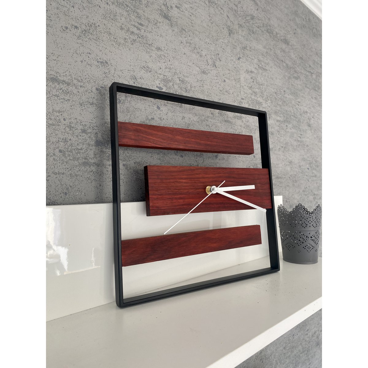 Nowoczesny zegar ścienny ze szlachetnego drewna Padauk
