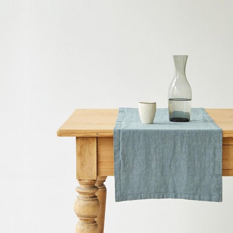 Blauwe mistlinnen tafelloper
