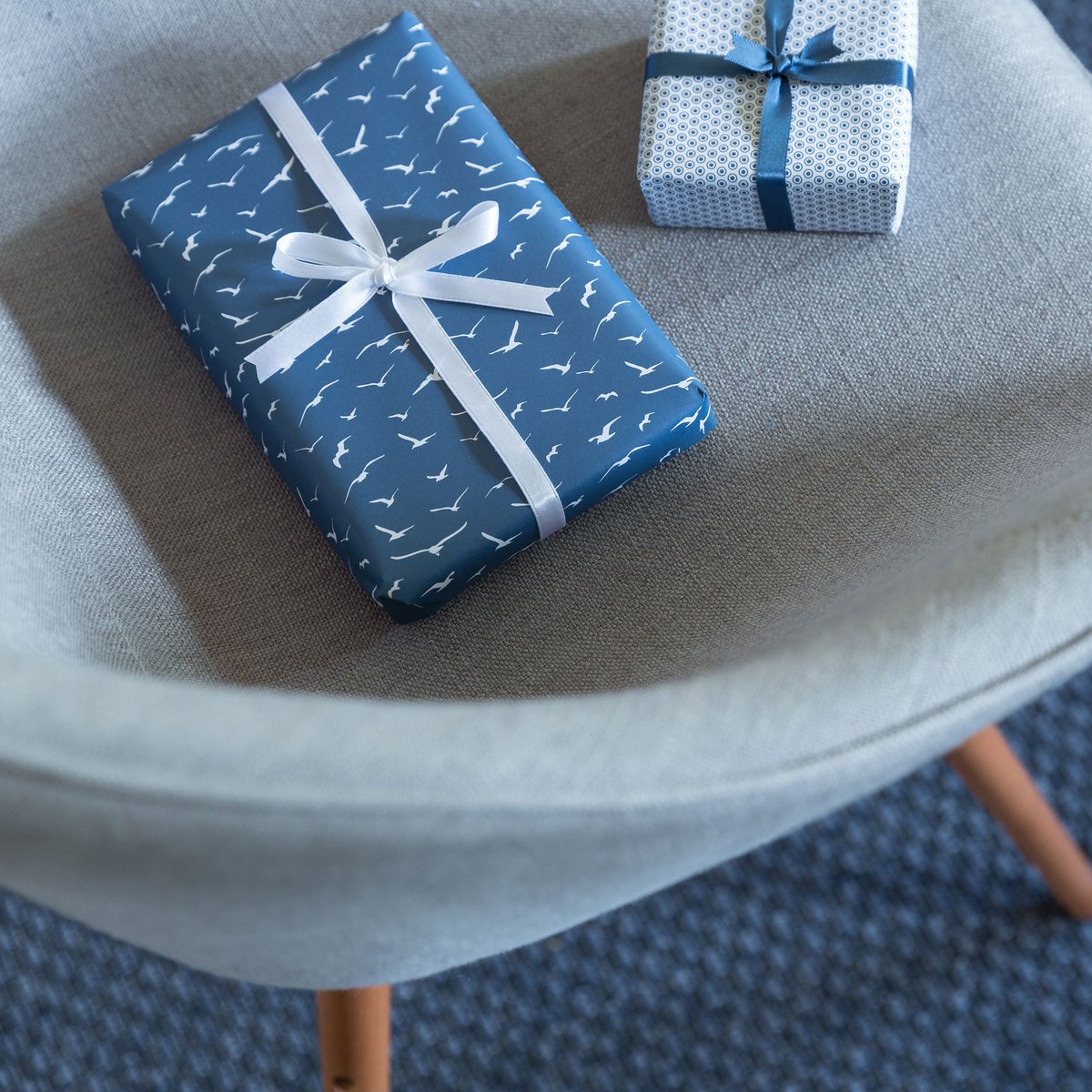 Bird wikkel papier blauw - maritiem inpakpapier met meeuwen, als een geschenkverpakking voor doop, communie of bevestiging