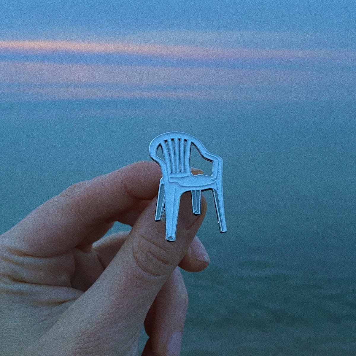 Email Pin "plastic stoel"