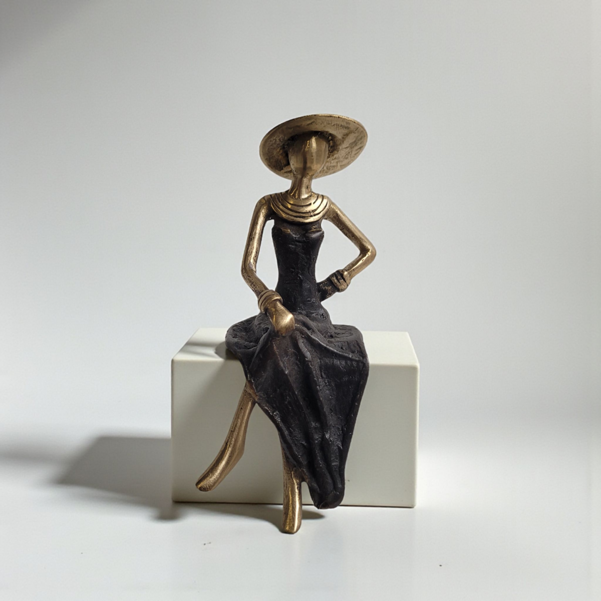 Bronze-Skulptur "Femme assise avec chapeau" by Soré | verschiedene Größen und Farben