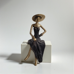 Bronze-Skulptur "Femme assise avec chapeau" by Soré | verschiedene Größen und Farben
