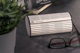 Drewniane, ręcznie robione etui na okulary Krea-Wood z magnesem. Wykonane z drewna dębowego, kolor vintage biały