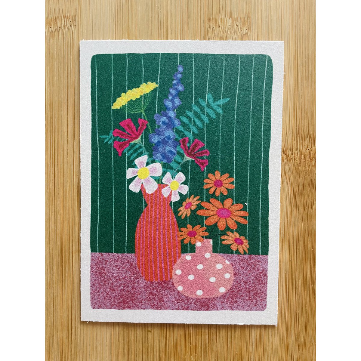 2 vaser med pluk blomster grønt papkort