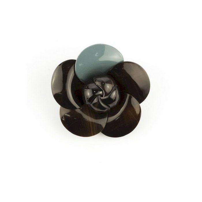 Grijsblauw gelakte camelia broche