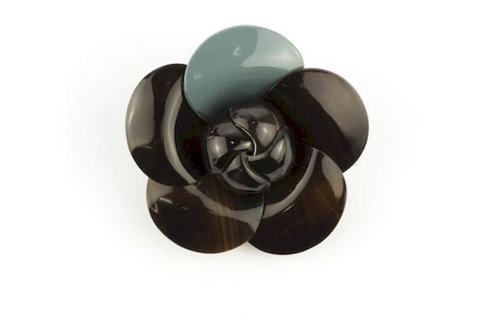 Grijsblauw gelakte camelia broche