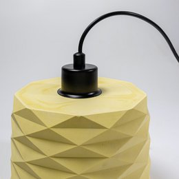 Pendelleuchte aus Beton in gelber Farbe