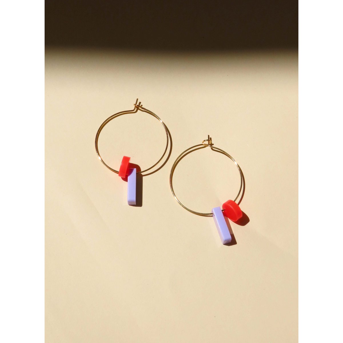 Dots with stick hoops made of stainless steel lilac fire red