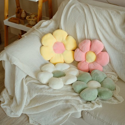 Flauschiges Gänseblümchenkissen