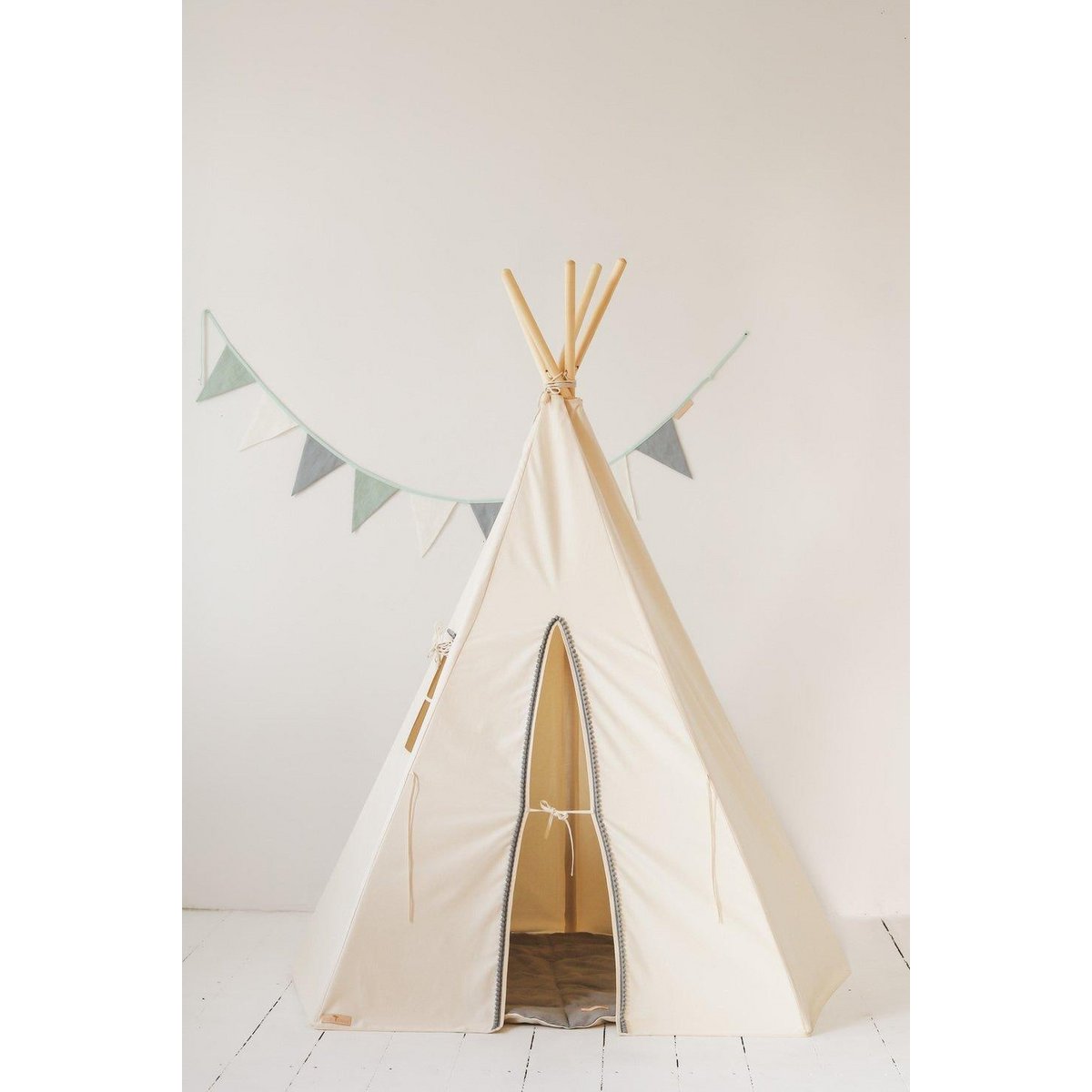 Tente tipi « Pompons gris » avec pompons