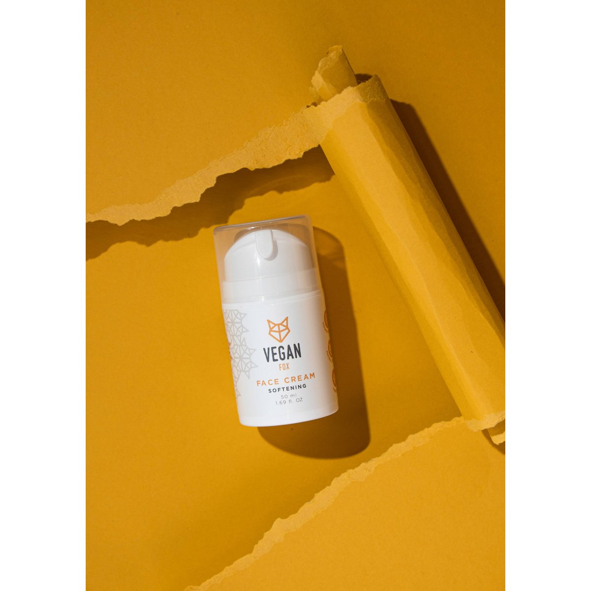 Crema facial suavizante con aceites de almendras y aguacate.