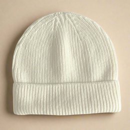  White knit beanie with ribbed texture, suitable for casual winter wear.