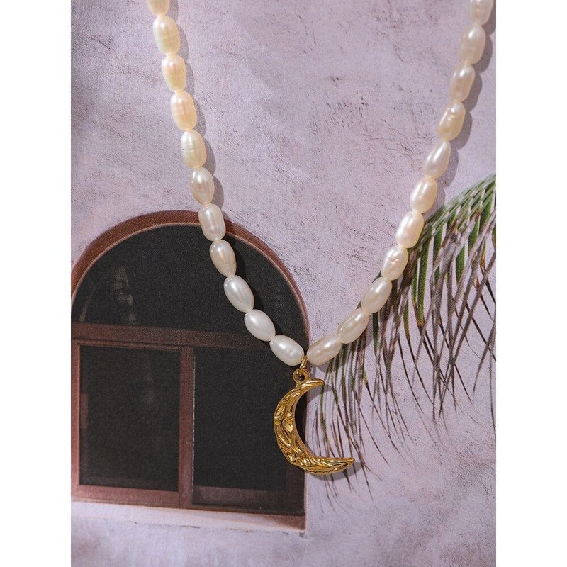 Taletha - Crescent Gold Moon Natural Pearl Charm halskæde