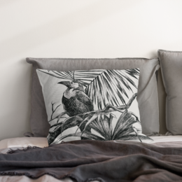 Decorative cushion with tropical leaf pattern in black and white. Polyester material, available in 40x40cm and 40x60cm sizes.