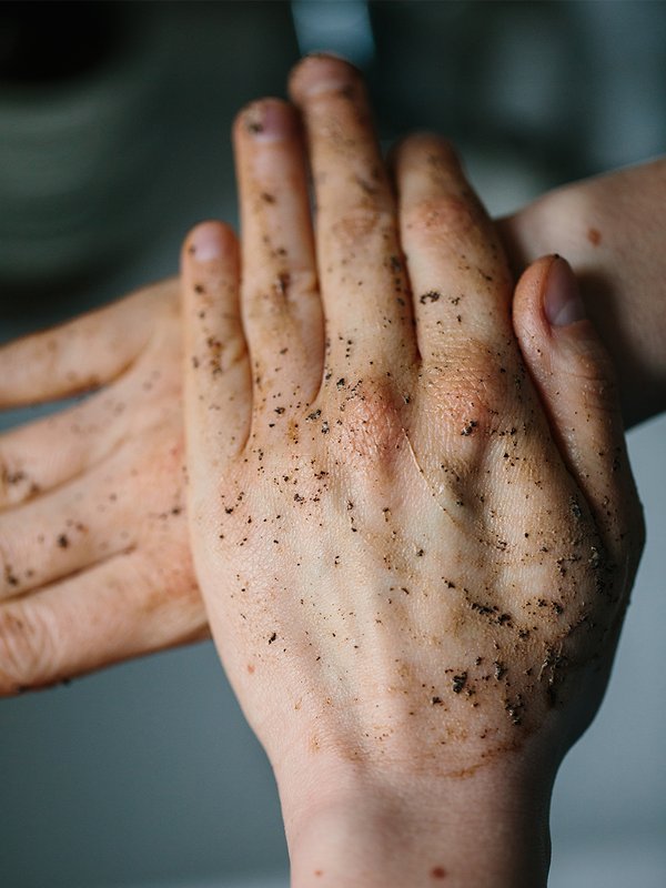 scrub mani al caffè crudo + lavaggio