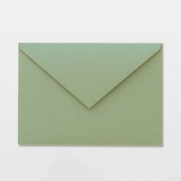 Groene envelop C6 gemaakt van duurzaam papier