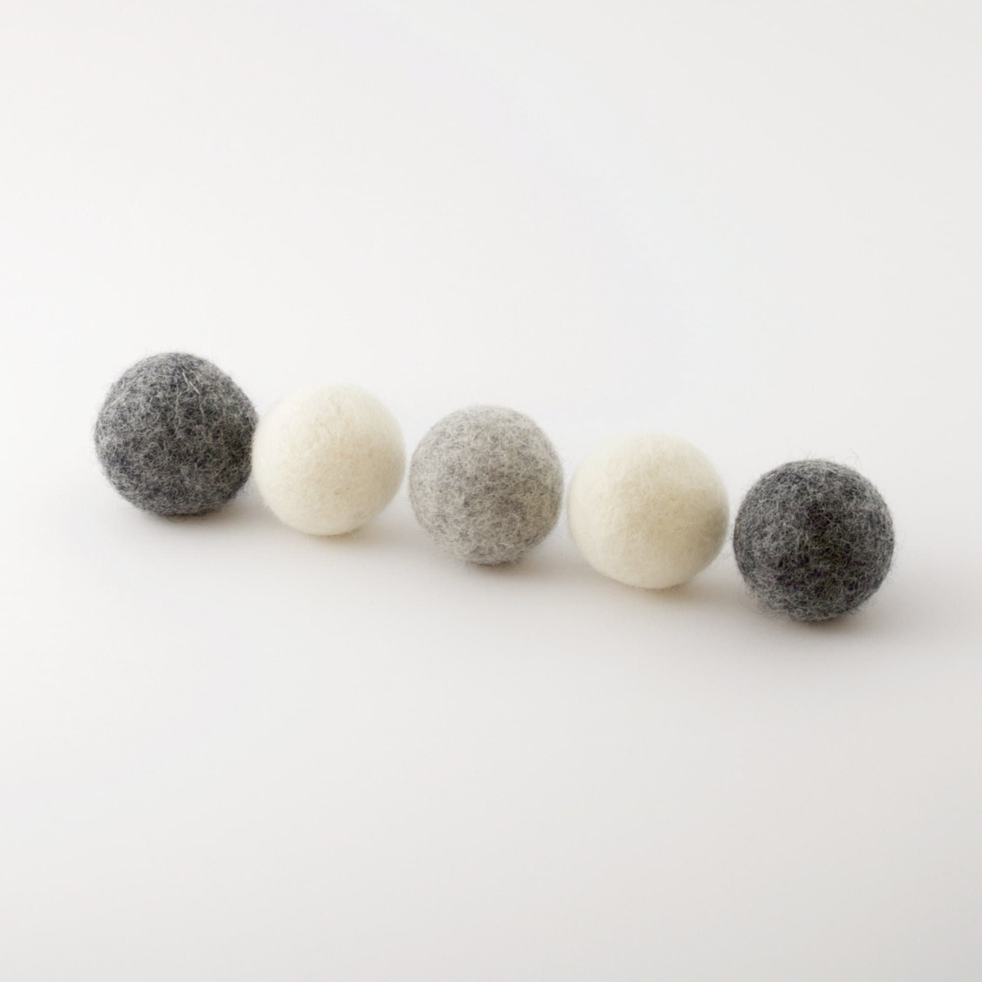5 Wool balls for cats , the kitty toy set