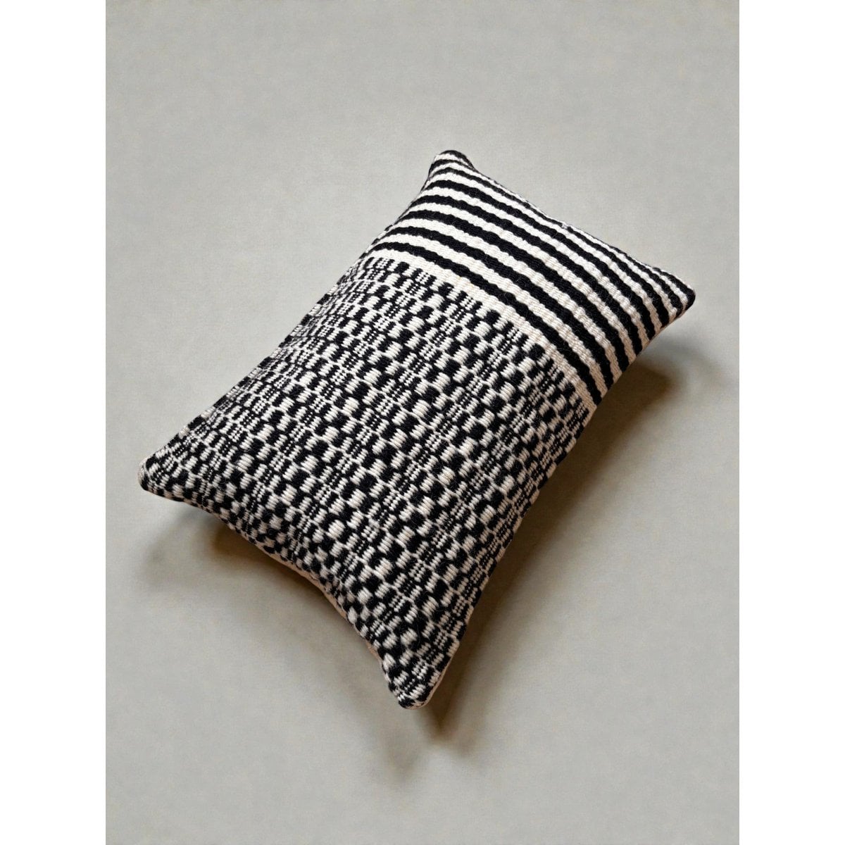 Heritage Line kussen - zwart - 40 x 60 cm
