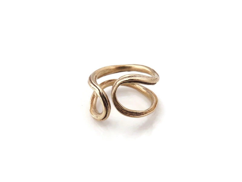 Verstelbare gepatineerde bronzen ring – sculpturaal organisch