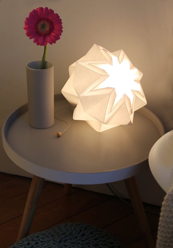 Lámpara de mano de papel de origami liso