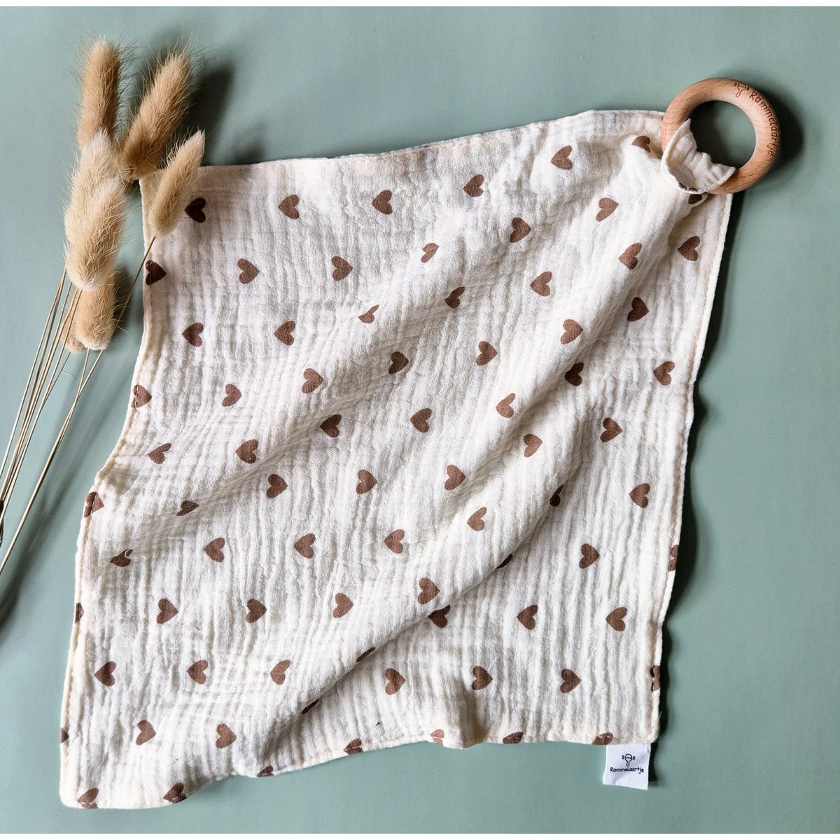 Knuffeldoekje met beuken bijtring - Hartjes