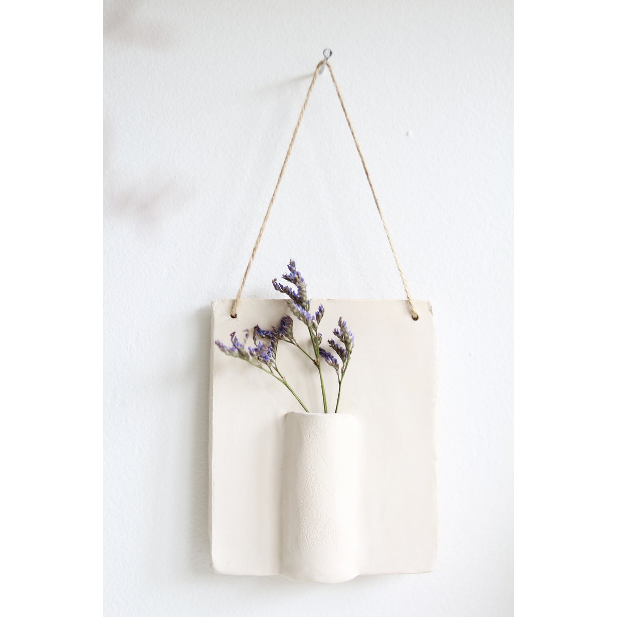 Wandhanger van keramiek met droogbloem