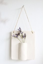 Wandhanger van keramiek met droogbloem
