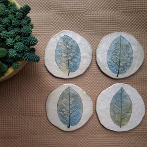 Amaltas Leaf onderzetters van papier-maché – Set van 4