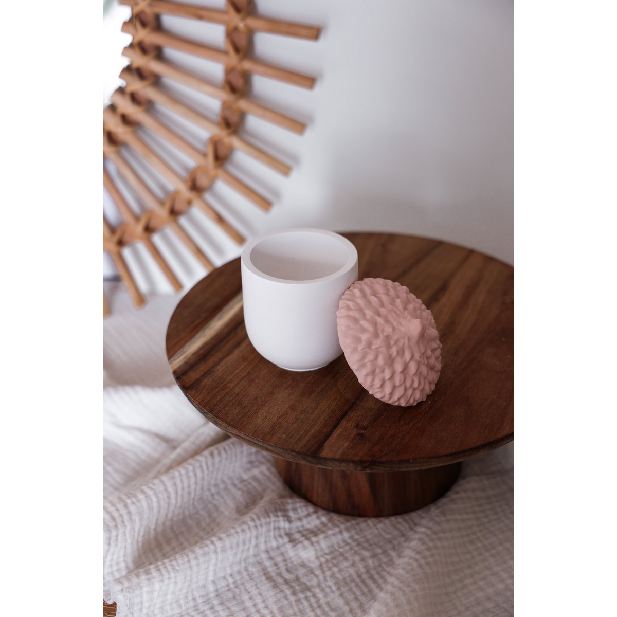 Acorn nut container