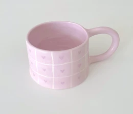 Mary Mug – Tasse en céramique faite à la main avec cœurs et carreaux 400 ml