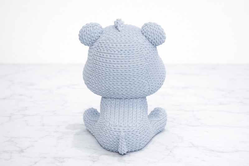 Eterna Wonder — Flodhestefigur i strikket stil — Dekorativ miniskulptur — Lyseblå — 15 cm