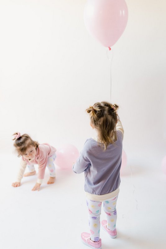 Maglione per bambini sostenibile a blocchi di colore | Viola con braccio Ecrù | 100% cotone biologico certificato GOTS