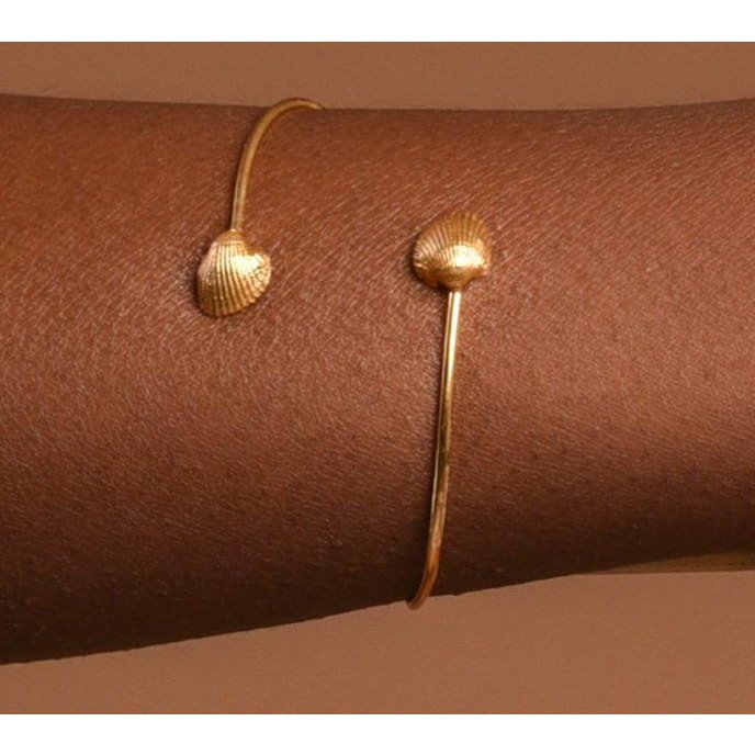 Ægte Sea Shell-armbånd: Minimal guldbelagt genanvendt messingmanchet