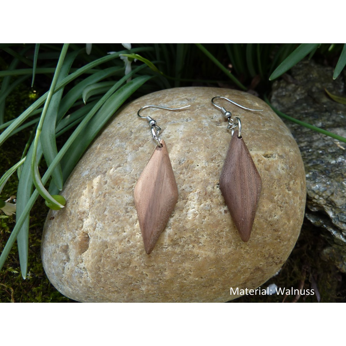 Hanging earrings in the shape of a diamond made of elegant dark walnut wood, very light, matt oiled surface, stainless steel earrings gold-plated or silver