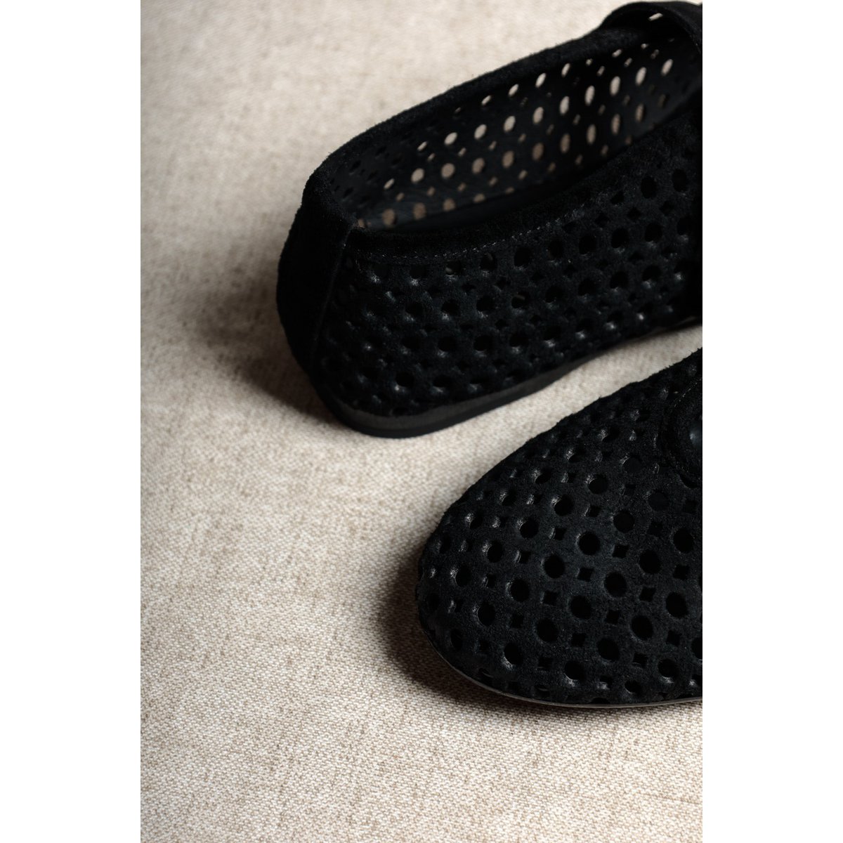 CARROLL BLACK SUEDE – Ballerinas aus perforiertem Wildleder mit Schnalle