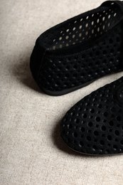 CARROLL BLACK SUEDE – Ballerinas aus perforiertem Wildleder mit Schnalle
