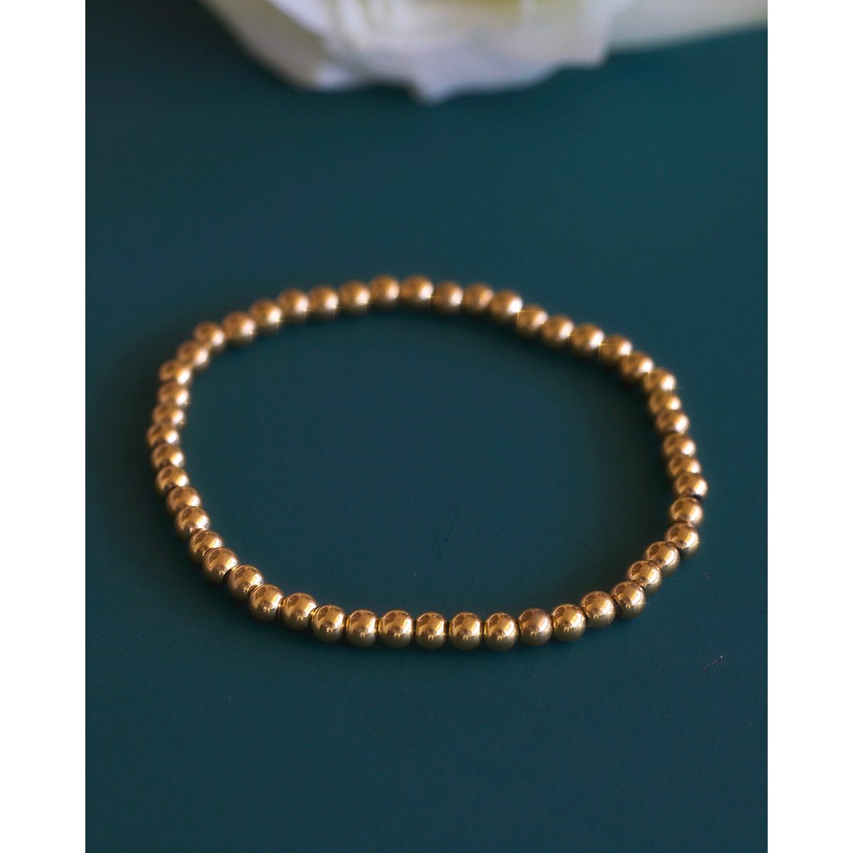 Aquilea - Pile de bracelets en perles d'or