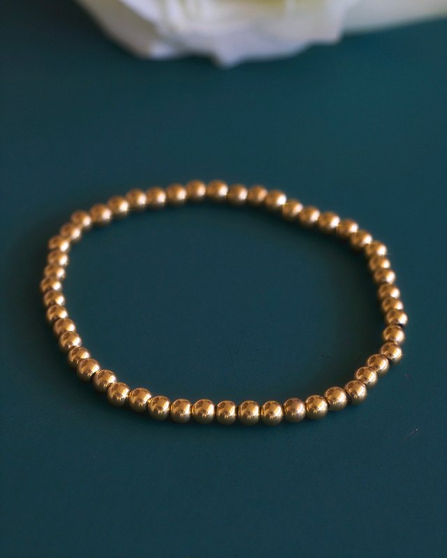 Aquilea – Armbandstapel aus Goldperlen