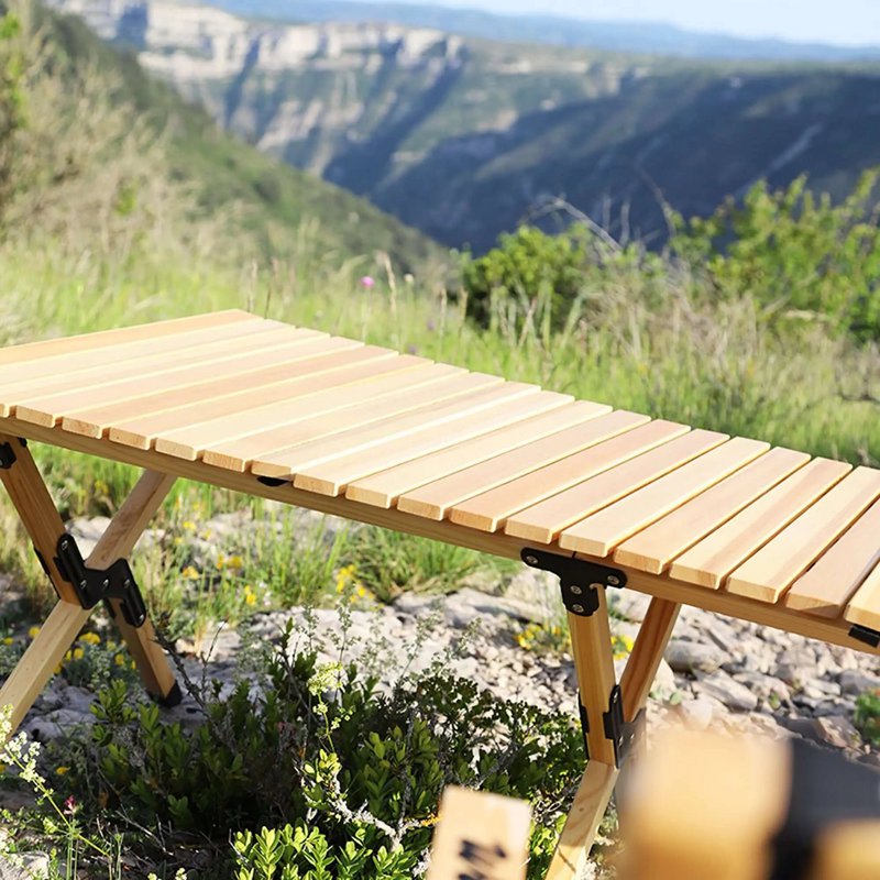 Klappbarer Holztisch zum Camping