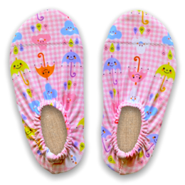 Pink checkered children's slippers with colorful umbrellas, raindrops, and cute characters pattern, non-slip sole.