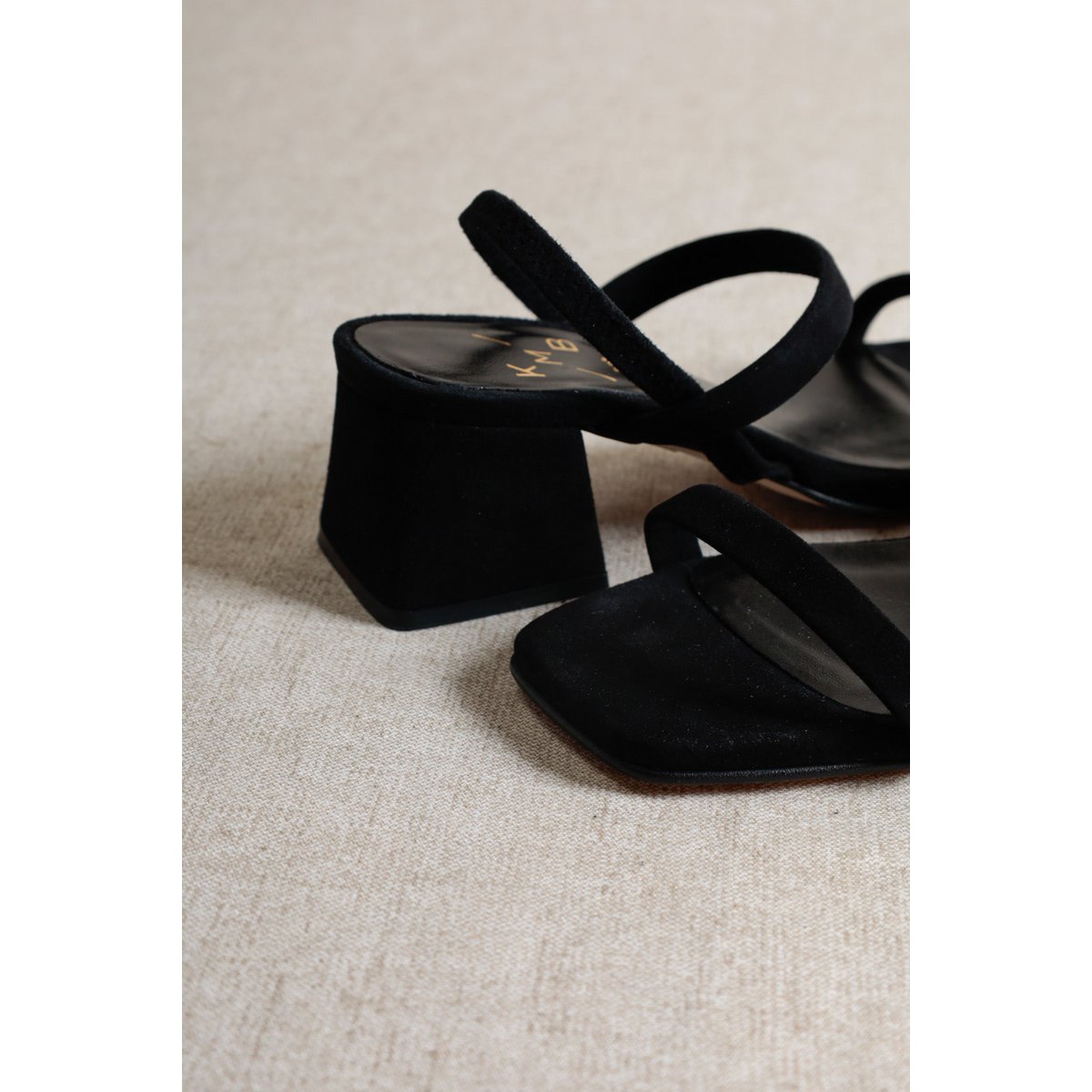 POPPY BLACK – Suède sandalen met blokhak