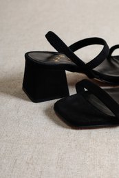 POPPY BLACK – Suède sandalen met blokhak
