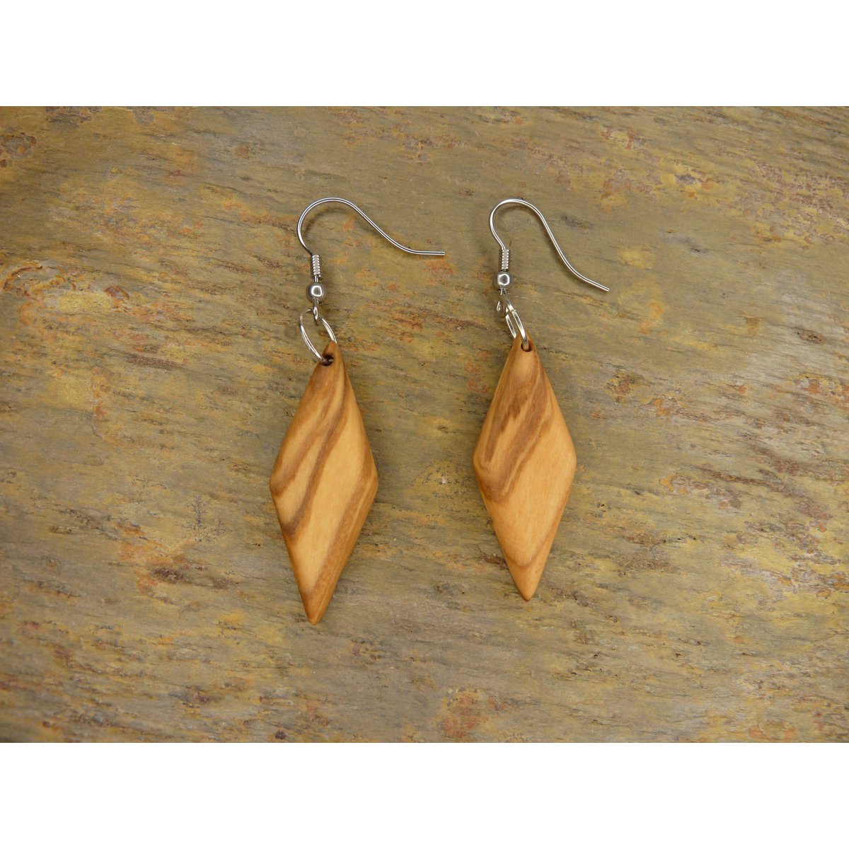 Pendientes colgantes en forma de diamante de fina madera de olivo, muy ligeros, superficie aceitada mate, pendientes de acero inoxidable bañados en oro o plata